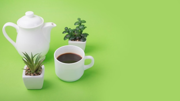 Concept de belles fleurs avec une tasse de café