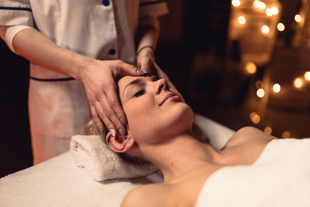 Photo gratuite concept de bien-être avec une femme dans un salon de massage