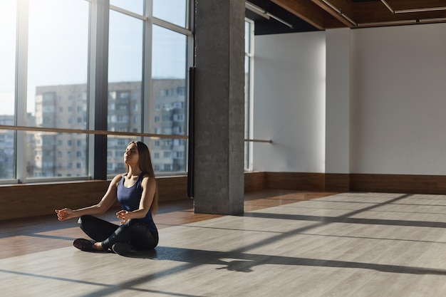 Concept de bien-être et de sport Lifestyle Woman sitting on gym flo
