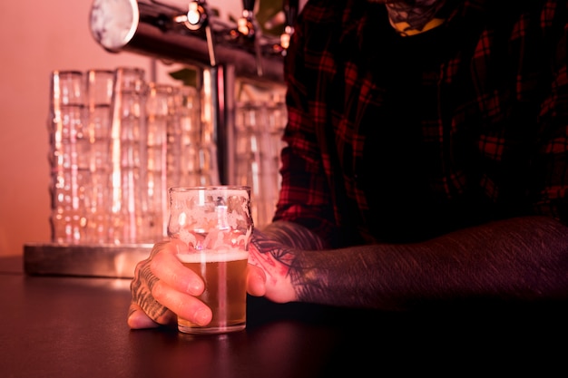 Concept de bière artisanale avec homme tatoué