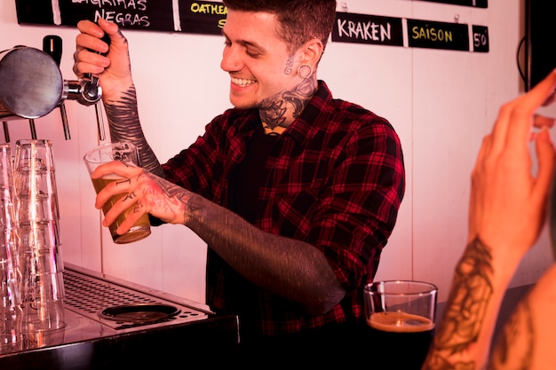 Photo gratuite concept de bière artisanale avec homme tatoué