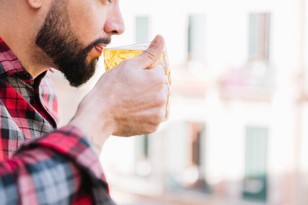 Photo gratuite concept de bière avec un homme buvant