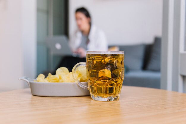 Concept de bière avec une personne floue