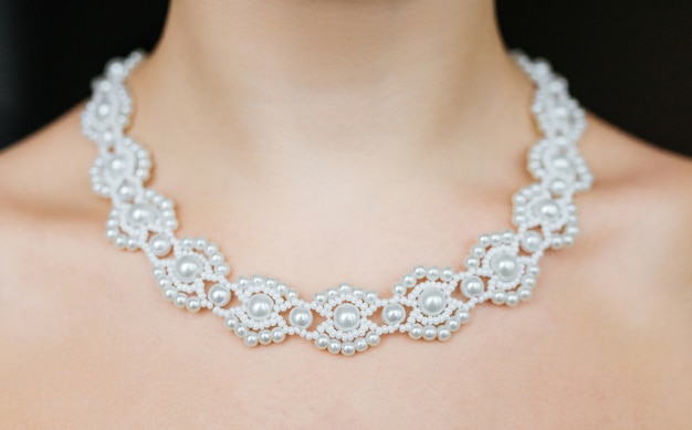 Photo gratuite concept de bijoux. closeup portrait d'un collier de mariage sur le cou féminin