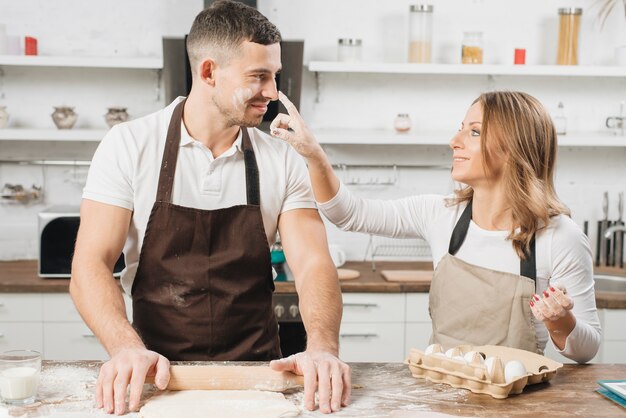 Concept boulangerie avec couple à la maison