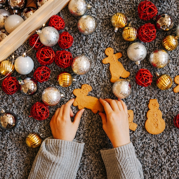 Photo gratuite concept de boules de noël avec les mains