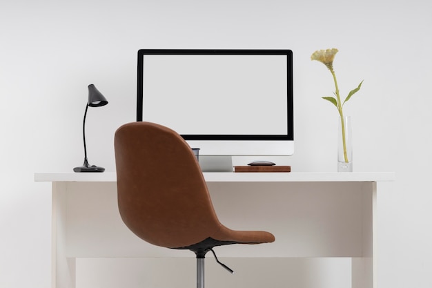 Concept de bureau d'affaires minimaliste avec moniteur