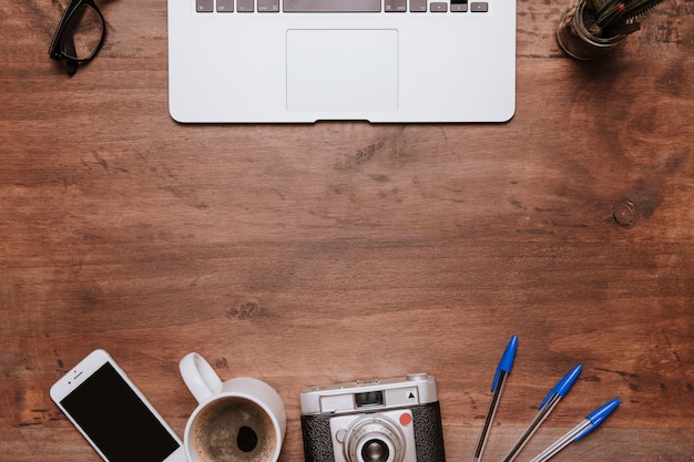 Concept de bureau en bois avec espace ci-dessous portable