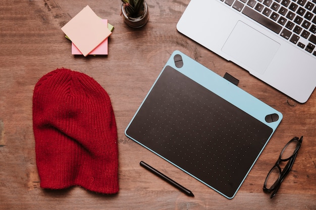 Concept de bureau en bois avec tablette design et chapeau