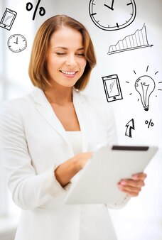 Concept de bureau, d'entreprise, de technologie et d'internet - femme d'affaires avec tablet pc au bureau