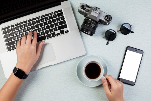 Concept de bureau plat laïque avec modèle de smartphone