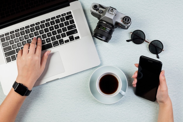 Concept de bureau plat laïque avec modèle de smartphone