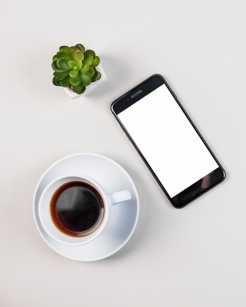 Concept de bureau plat laïque avec modèle de smartphone