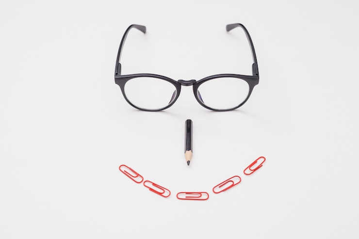 Photo gratuit concept de bureau plat avec des lunettes