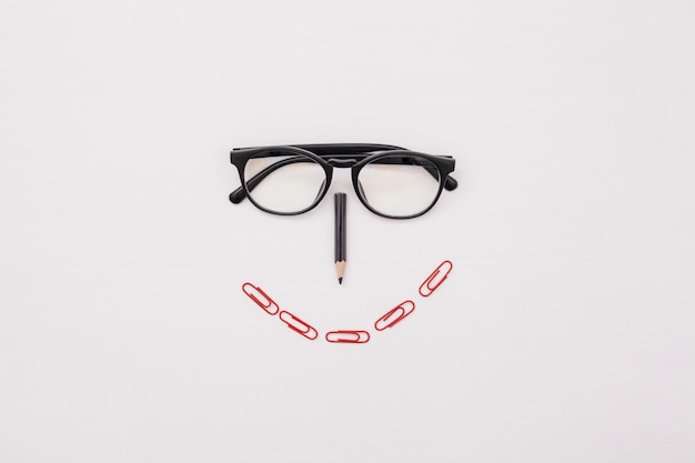 Concept de bureau plat avec des lunettes
