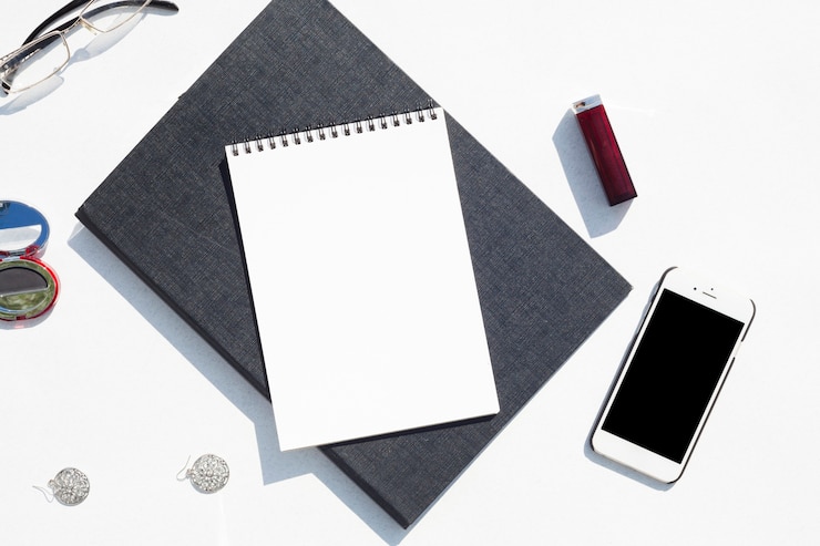 Photo gratuit concept de bureau avec vue de dessus avec bloc-notes