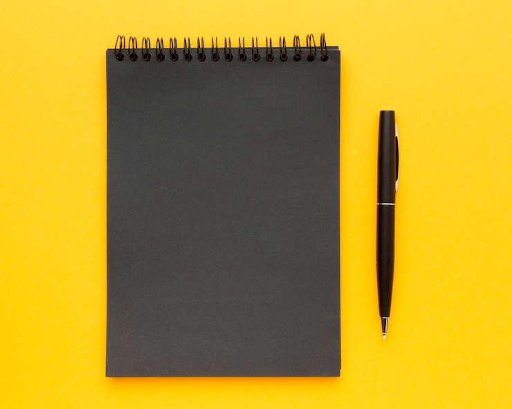 Photo gratuit concept de bureau vue de dessus avec bloc-notes