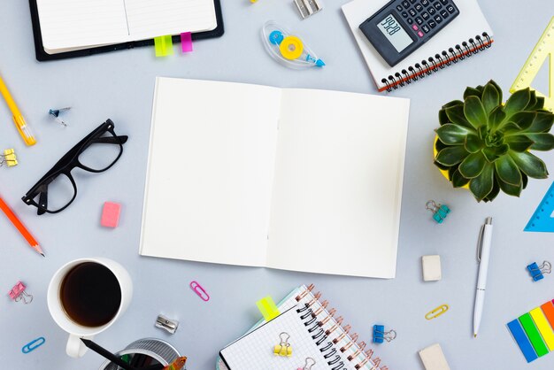 Concept de bureau vue de dessus avec cahier ouvert