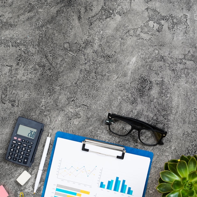 Photo gratuite concept de bureau vue de dessus avec fond de ciment