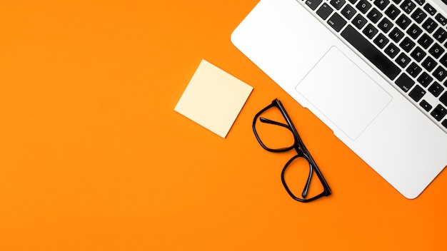 Concept de bureau vue de dessus avec fond orange