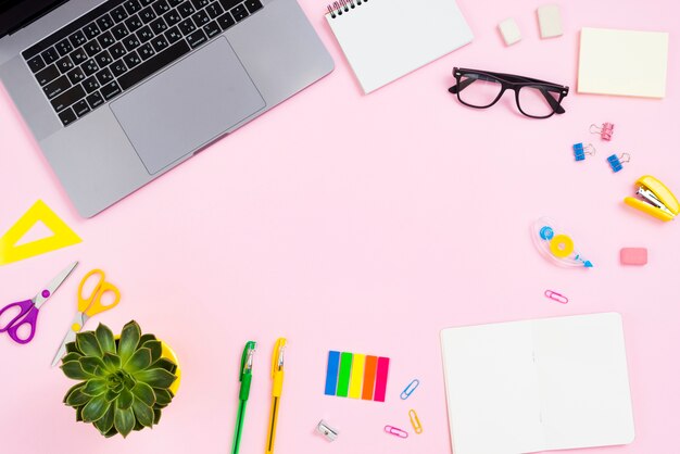 Concept de bureau vue de dessus avec fond rose