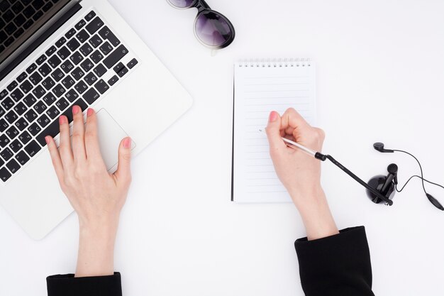 Concept de bureau vue de dessus avec les mains de la femme