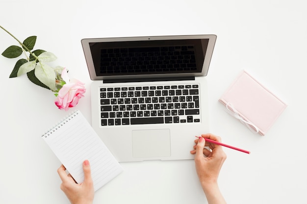 Concept de bureau vue de dessus avec les mains de la femme