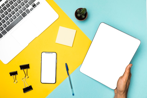 Photo gratuite concept de bureau avec vue sur le dessus avec maquettes