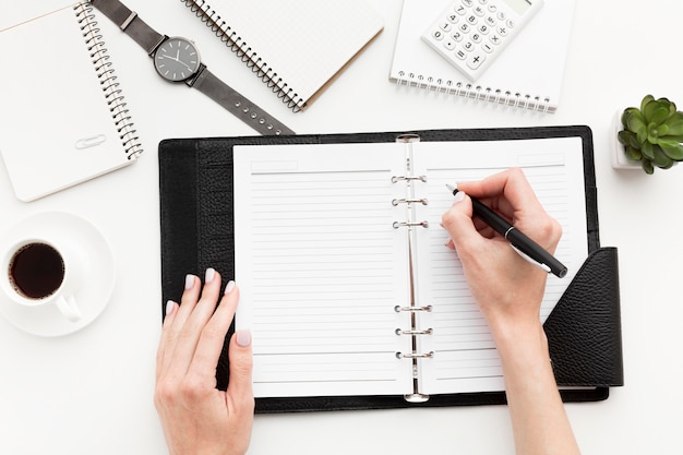 Concept de bureau vue de dessus avec ordinateur portable