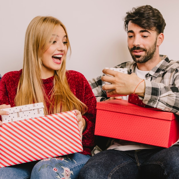 Concept de cadeau avec jeune couple