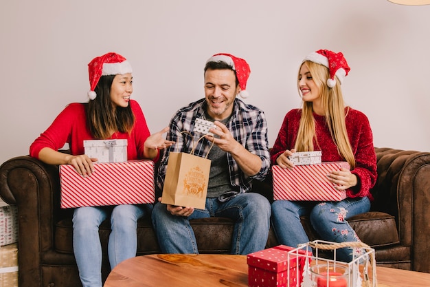 Photo gratuite concept de cadeau de noël avec un groupe d'amis