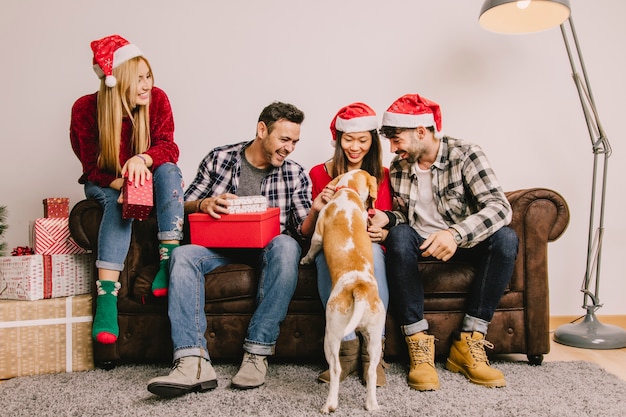 Concept de cadeau de Noël avec des personnes et un chien