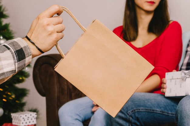 Concept de cadeau avec sac à provisions