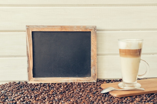 Photo gratuite concept de café avec ardoise à côté de macchiato