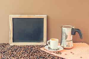 Photo gratuite concept de café avec ardoise, pot de moka et tasse