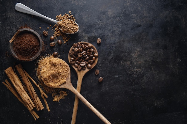 Concept de café avec du café moulu et instantané grains de café sucre sur fond vintage foncé Vue de dessus