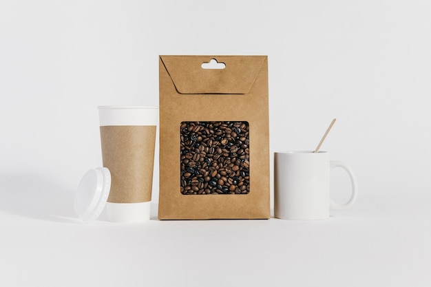 Photo gratuite concept de café avec sac, tasse et tasse