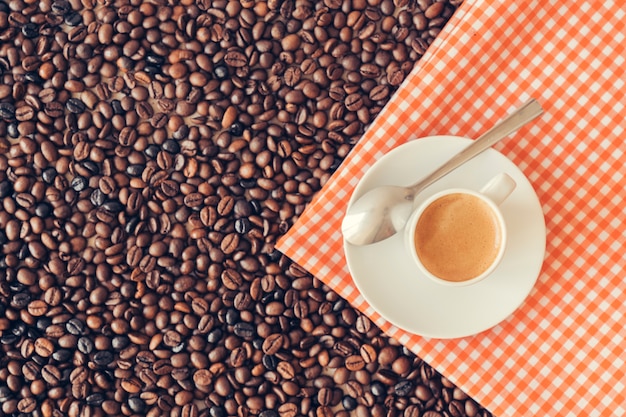 Concept de café avec tasse à café sur tissu