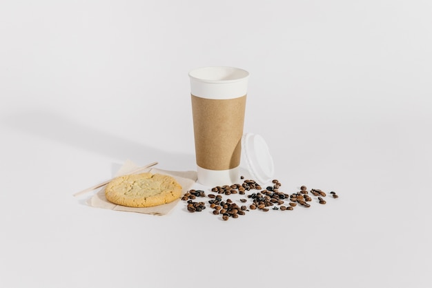Concept de café avec tasse et haricots