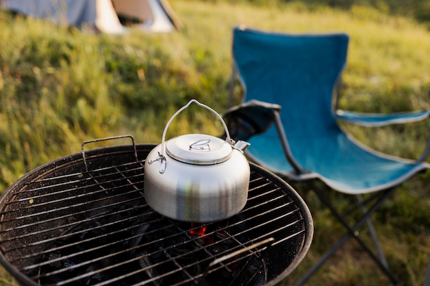 Photo gratuite concept de camping grand angle avec pot