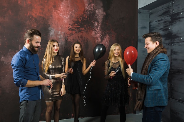 Photo gratuite concept de célébration du nouvel an avec des amis et des ballons