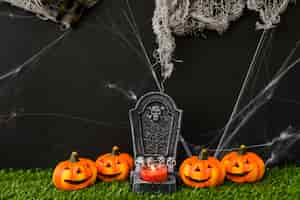 Photo gratuite concept de cimetière d'halloween avec des citrouilles