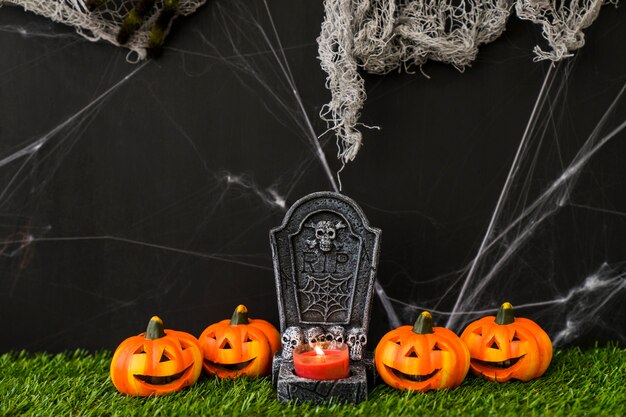 Concept de cimetière d&#39;Halloween avec des citrouilles