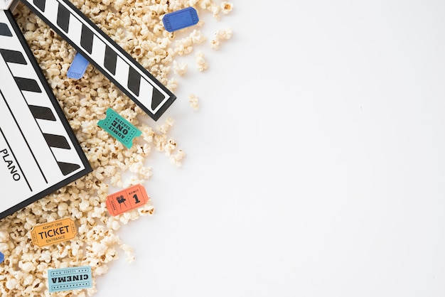 Photo gratuite concept de cinéma avec clap et pop-corn