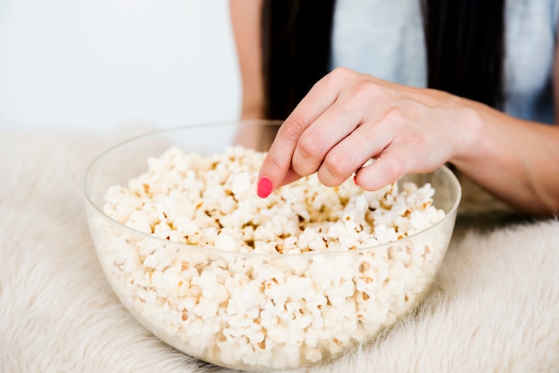 Photo gratuite concept de cinéma avec femme mangeant du pop-corn