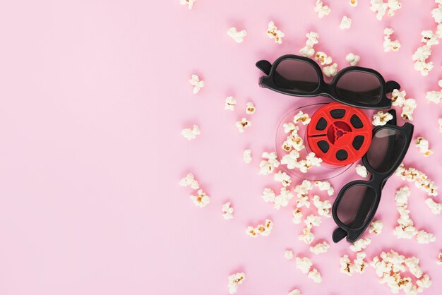 Photo gratuite concept de cinéma avec lunettes et rouleau de film