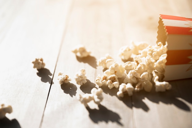 Photo gratuite concept de cinéma avec pop-corn