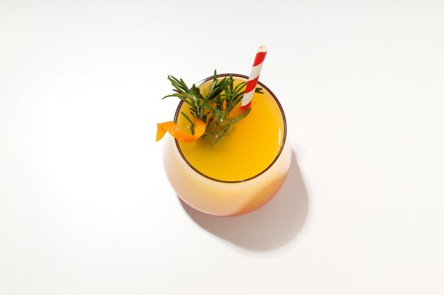Concept de cocktail orange de délicieux cocktail d'agrumes d'été frais