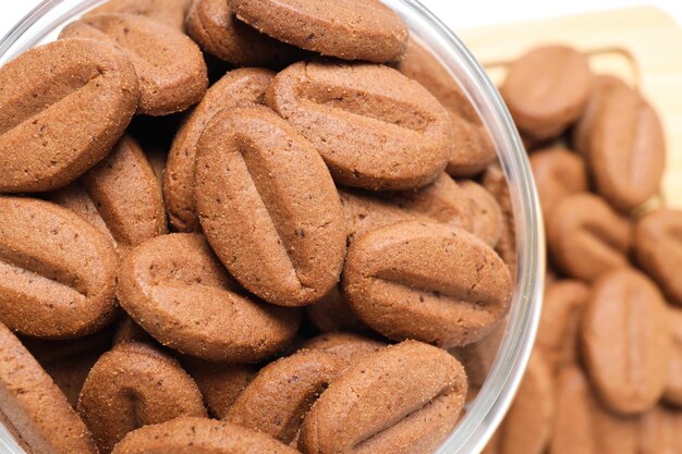 Concept de collation savoureuse pour les biscuits de boissons chaudes en forme de graines de café