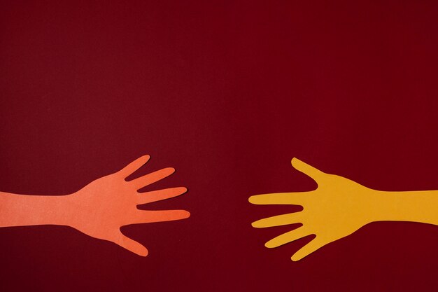 Concept de Covid avec les mains et fond rouge